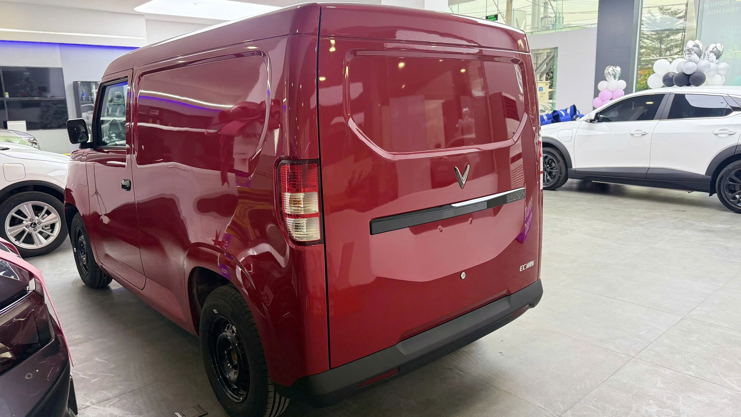 VinFast EC Van - Đuôi xe