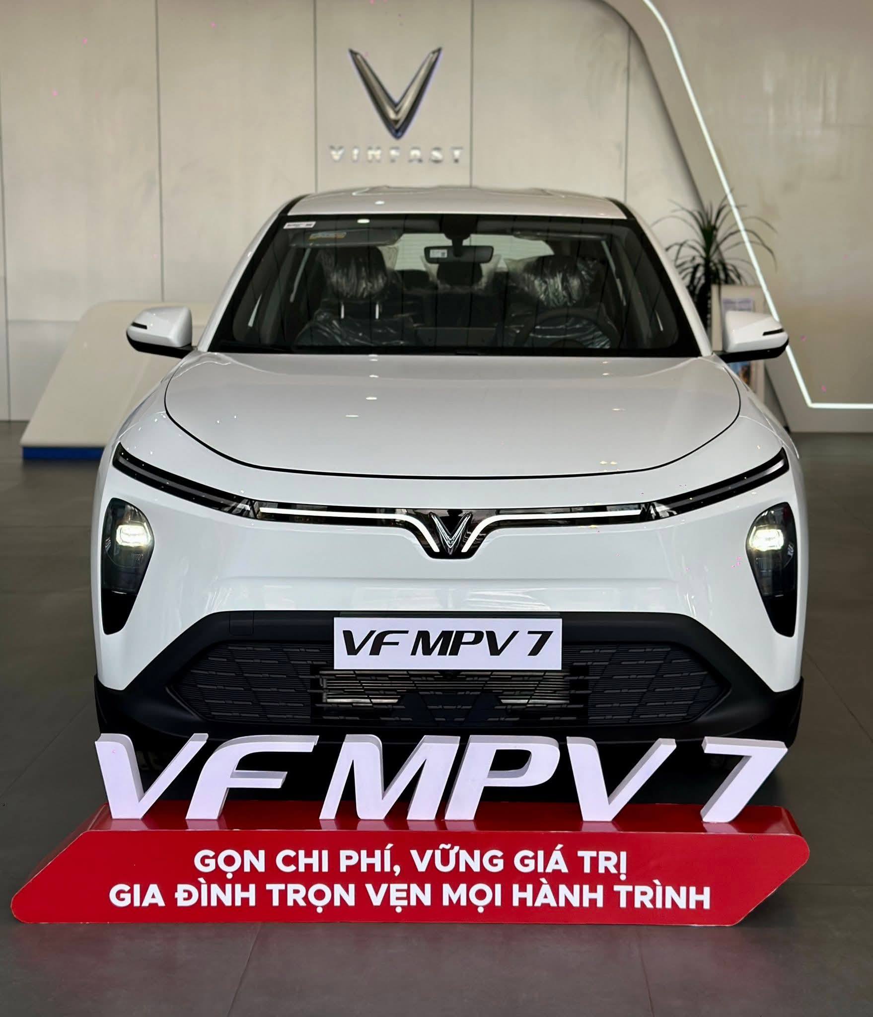 VinFast MPV7 - Hông xe