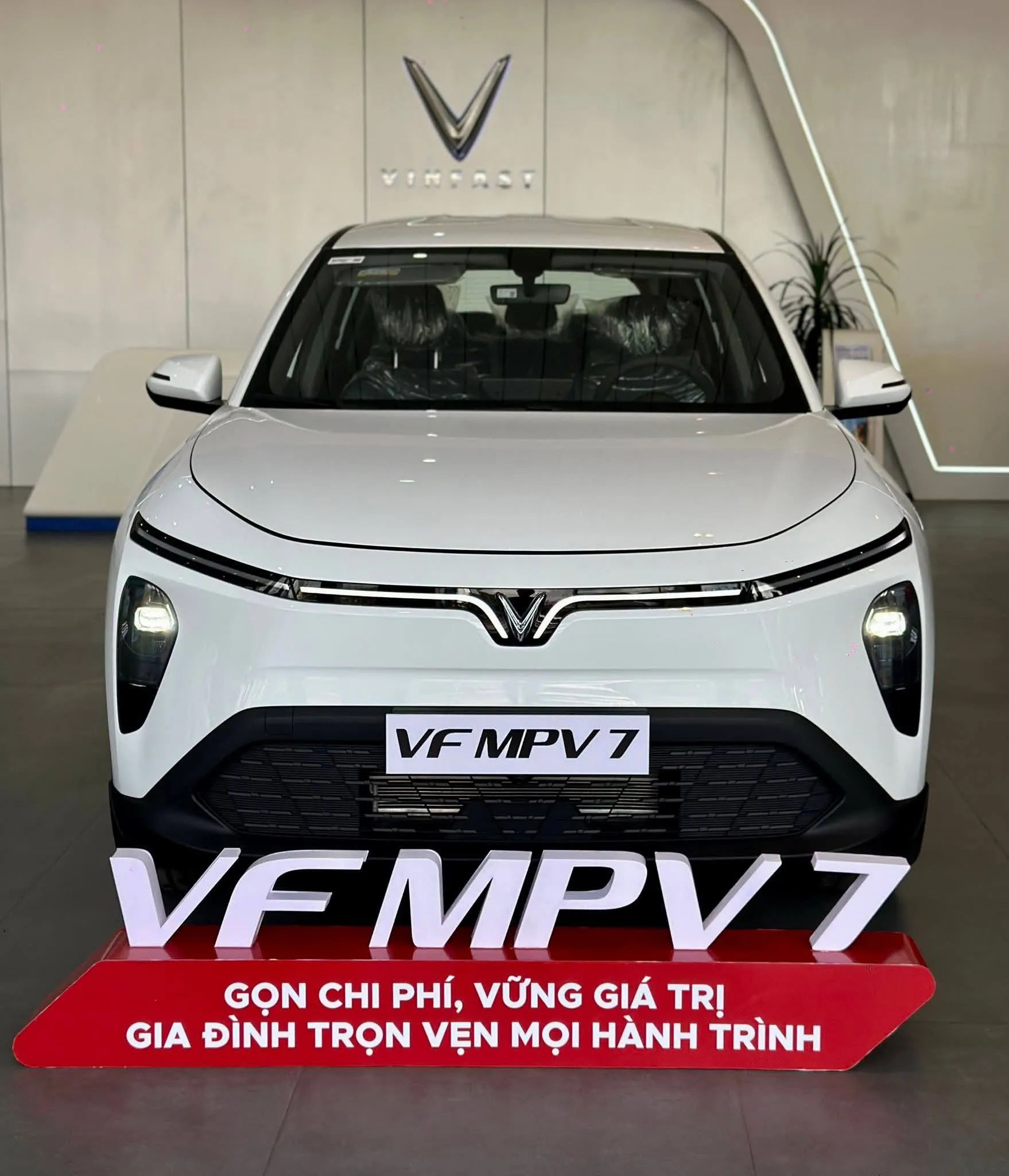 VinFast MPV7 - Hông xe