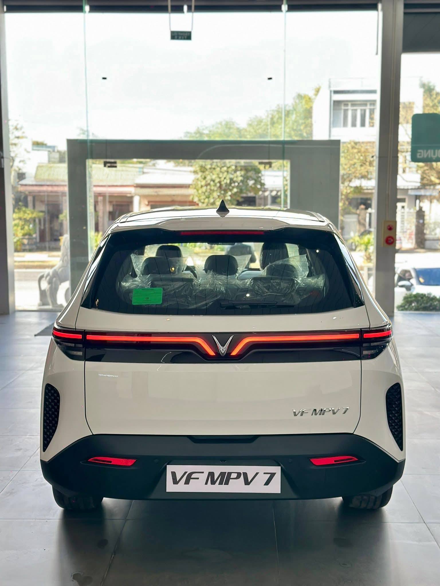 VinFast MPV7 - Đuôi xe
