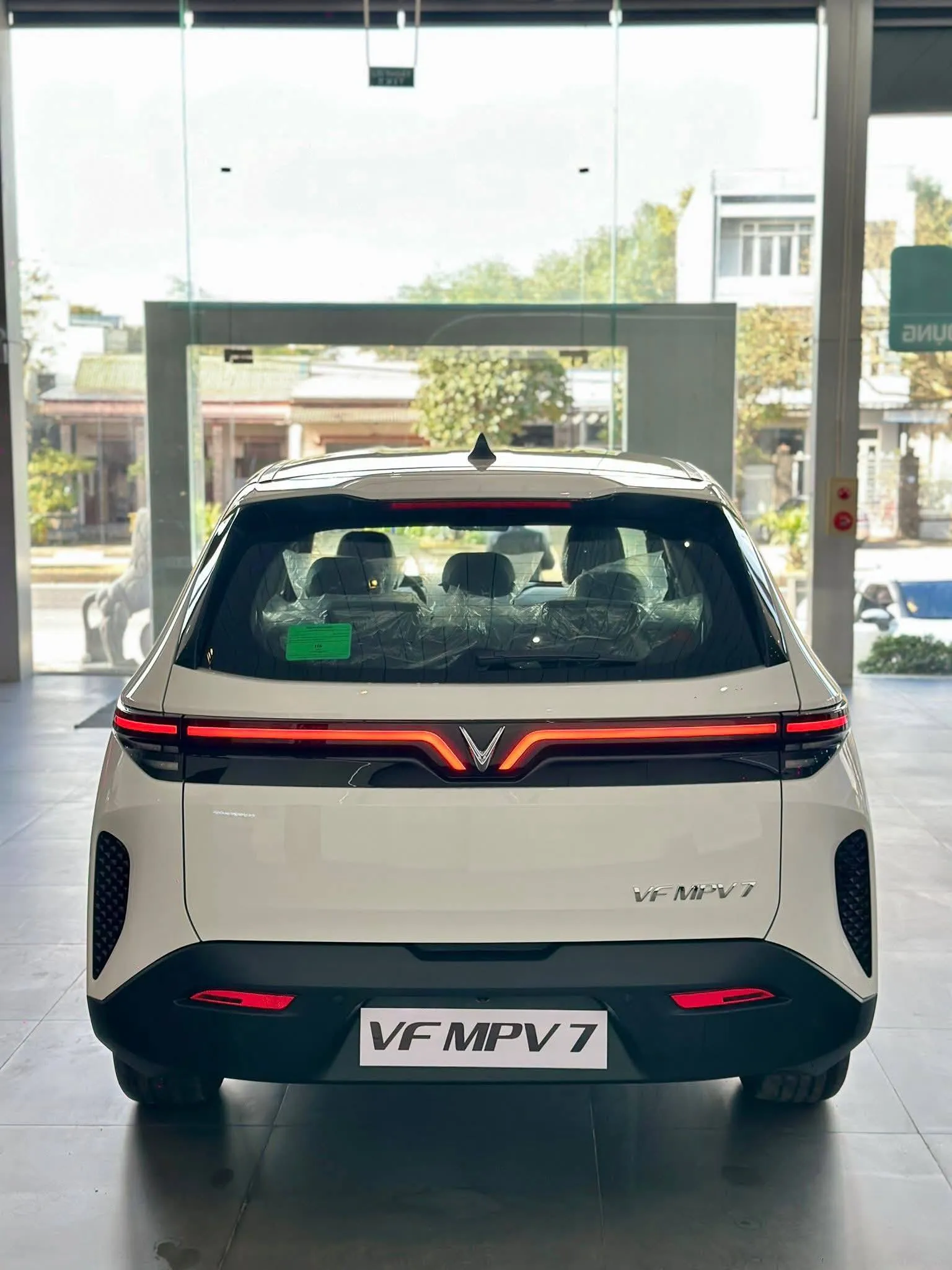 VinFast MPV7 - Đuôi xe
