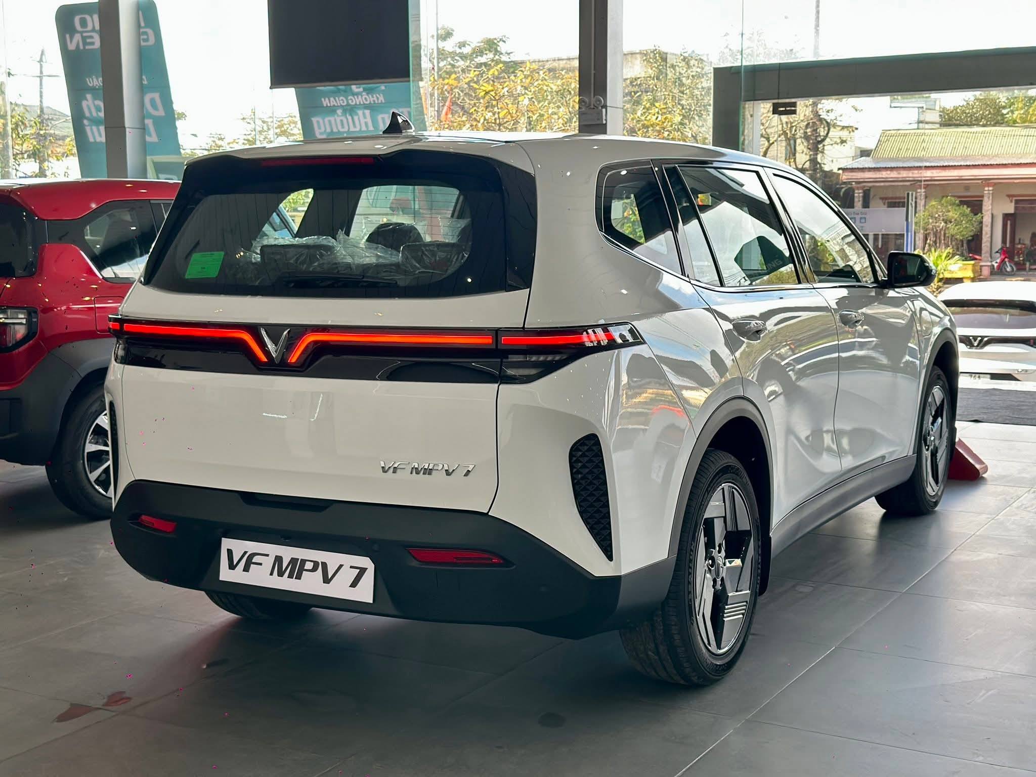VinFast MPV7 - Góc trái