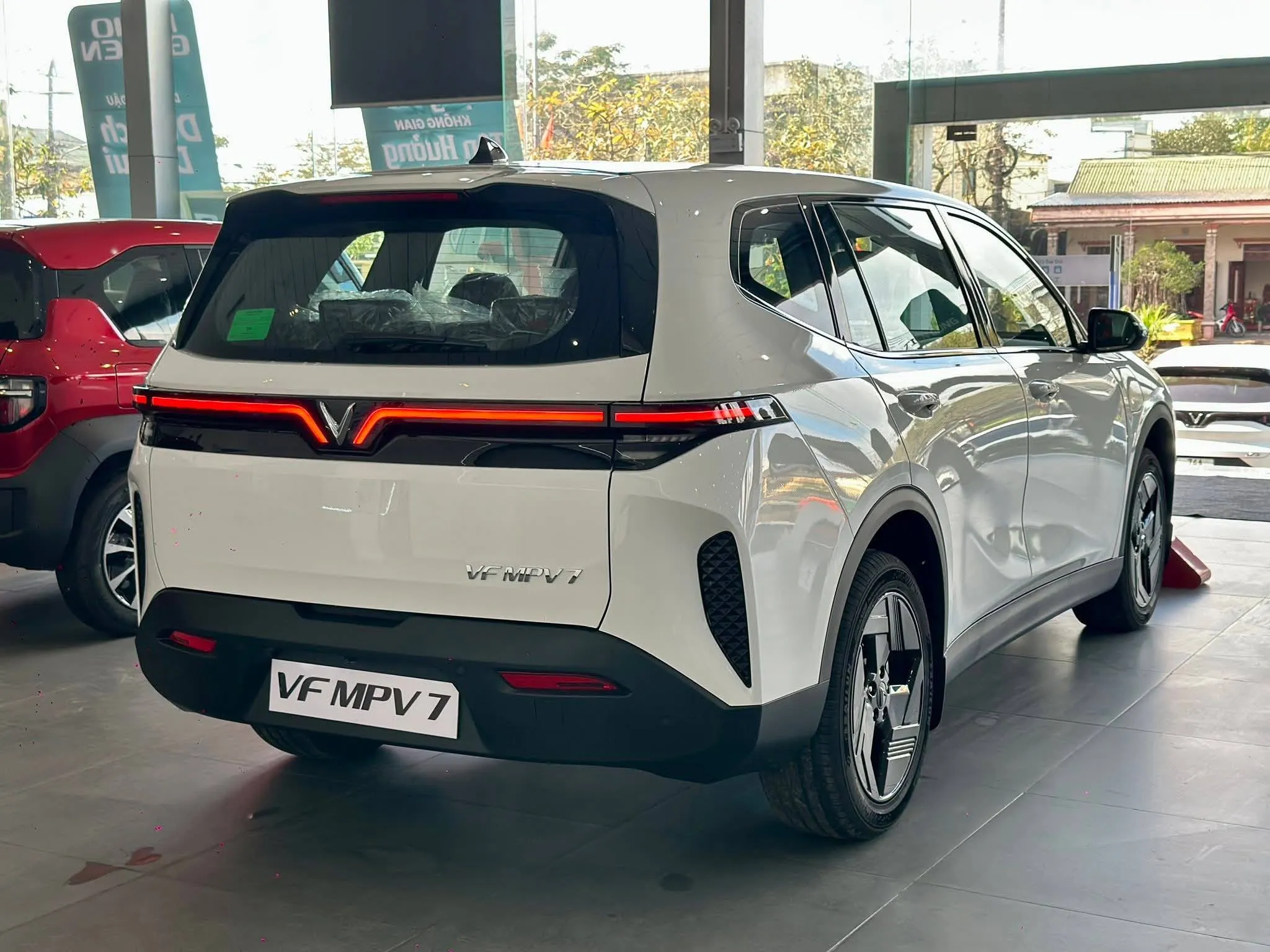 VinFast MPV7 - Góc trái