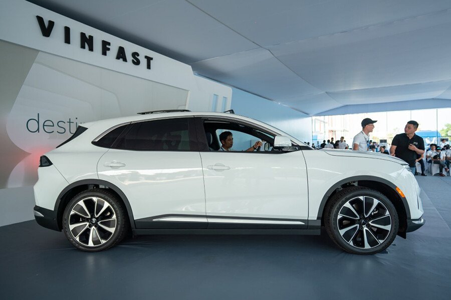 VinFast VF8 - Hông xe