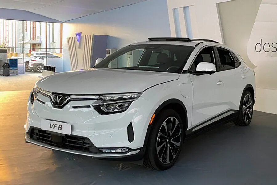 VinFast VF8 - Đuôi xe