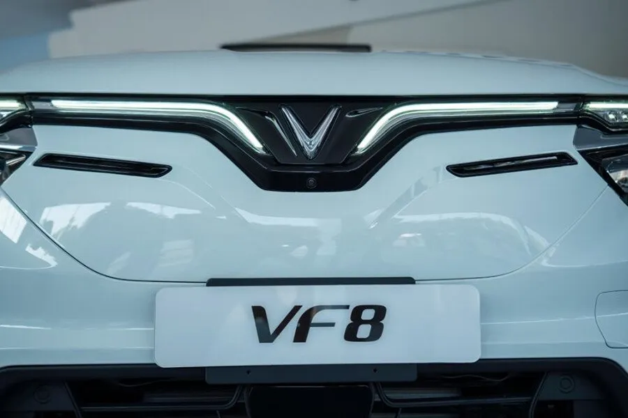 VinFast VF8 - Góc trái
