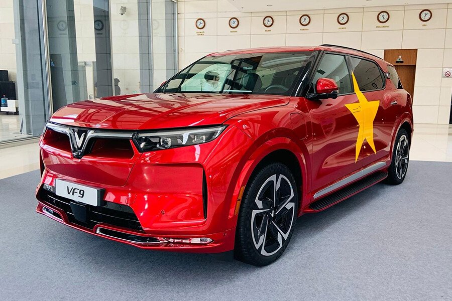 VinFast VF9 - Hông xe