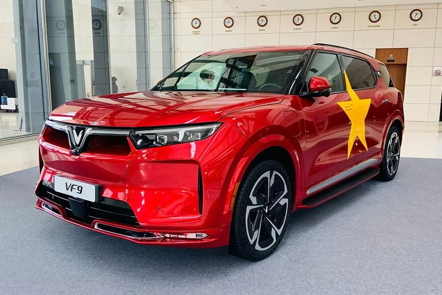 VinFast VF9 - Hông xe