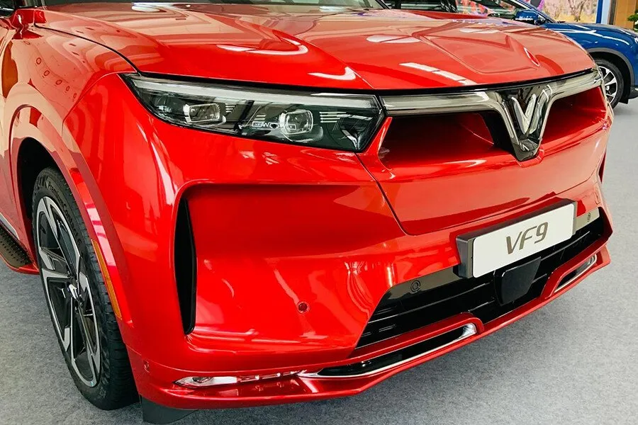 VinFast VF9 - Góc trái